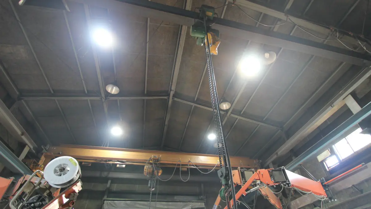 工場や倉庫で活躍する天井クレーンの疑問をわかりやすく解説