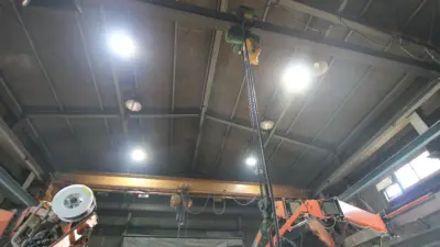 工場や倉庫で活躍する天井クレーンの疑問をわかりやすく解説
