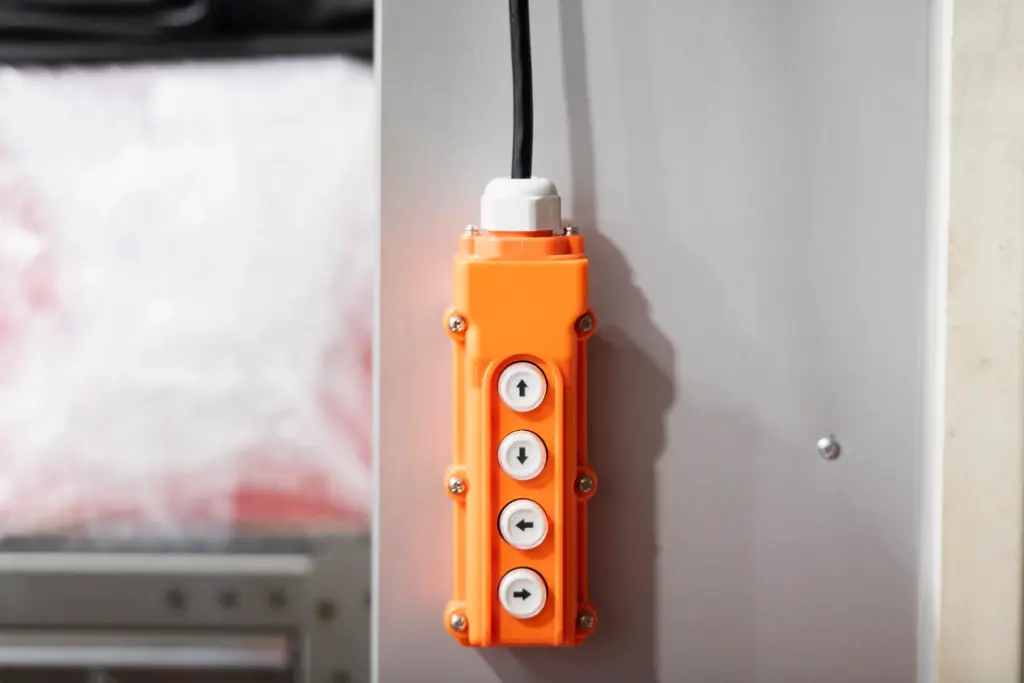 ケース損傷による押しボタン交換イメージ画像