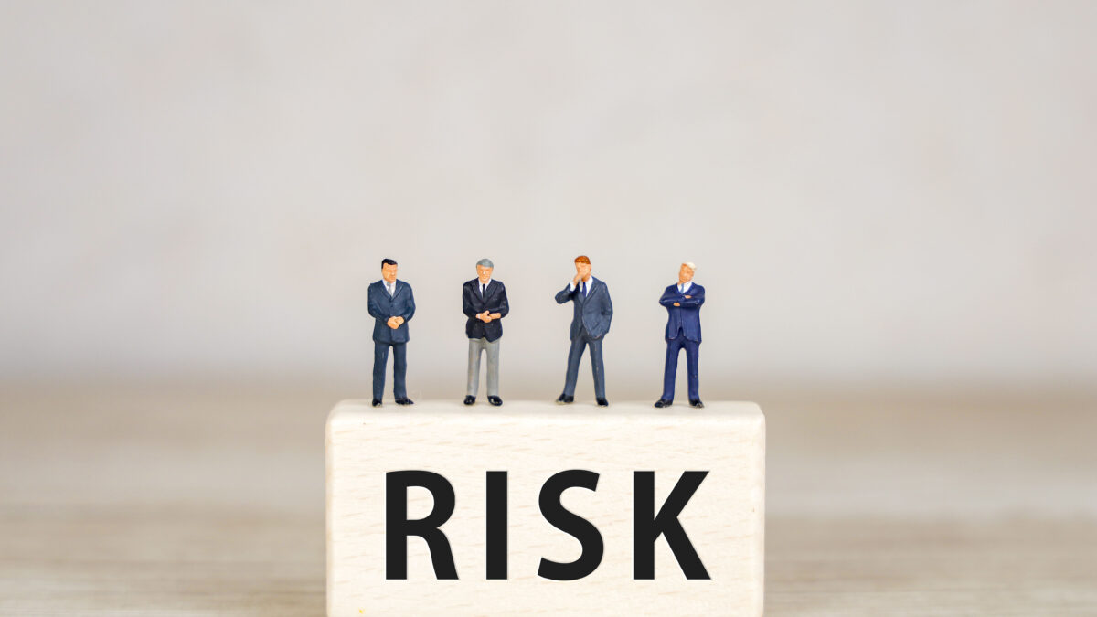 クレーン点検をケチった代償。倒産リスクを背負うか、安全を投資に変えるか？